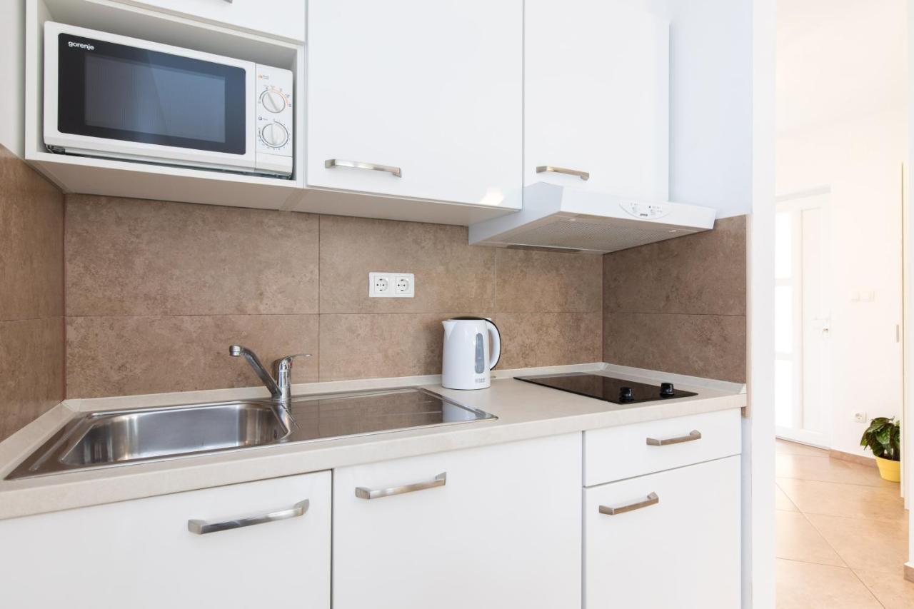 Laura Apartma *