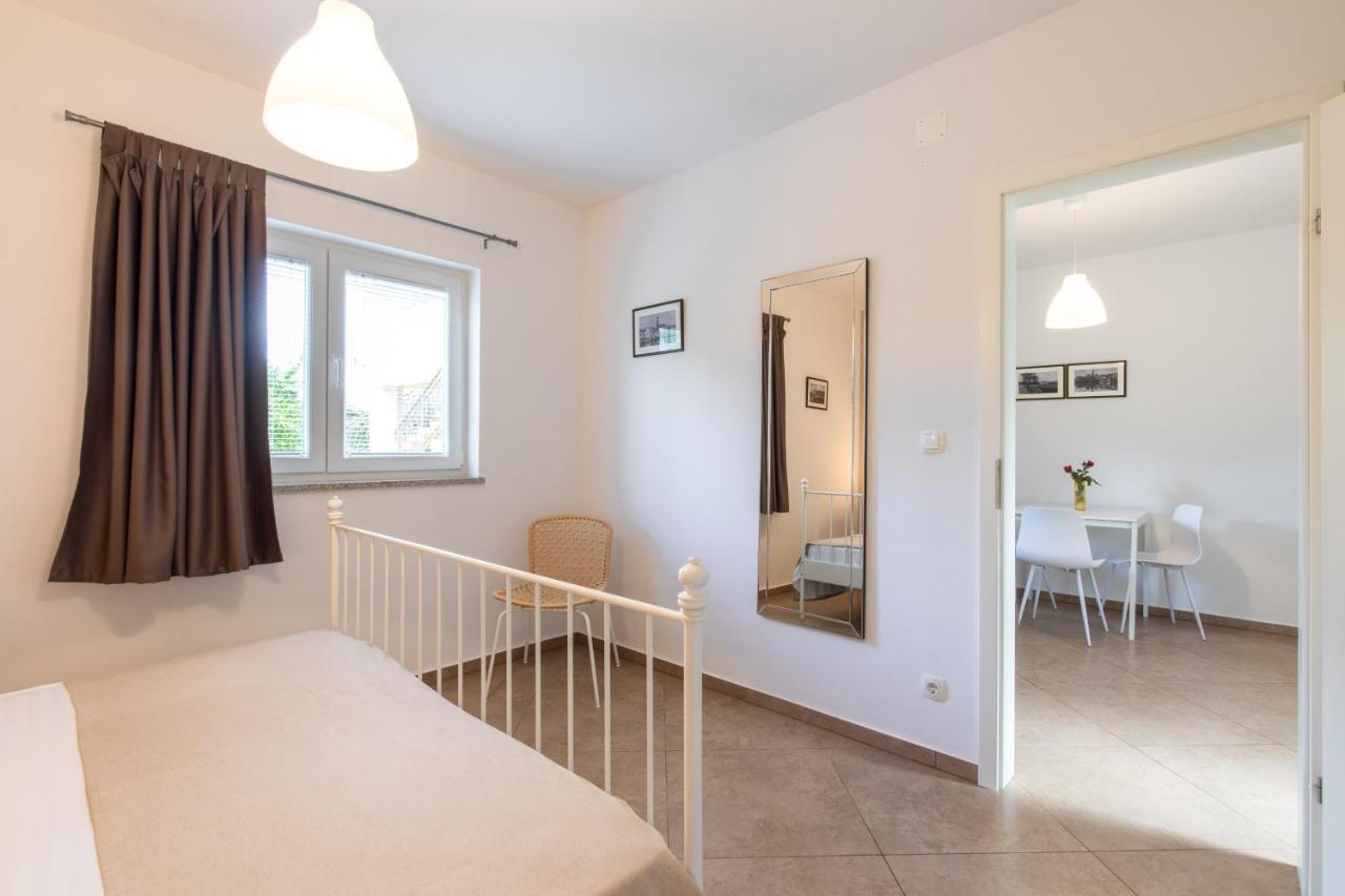 Laura Apartma *